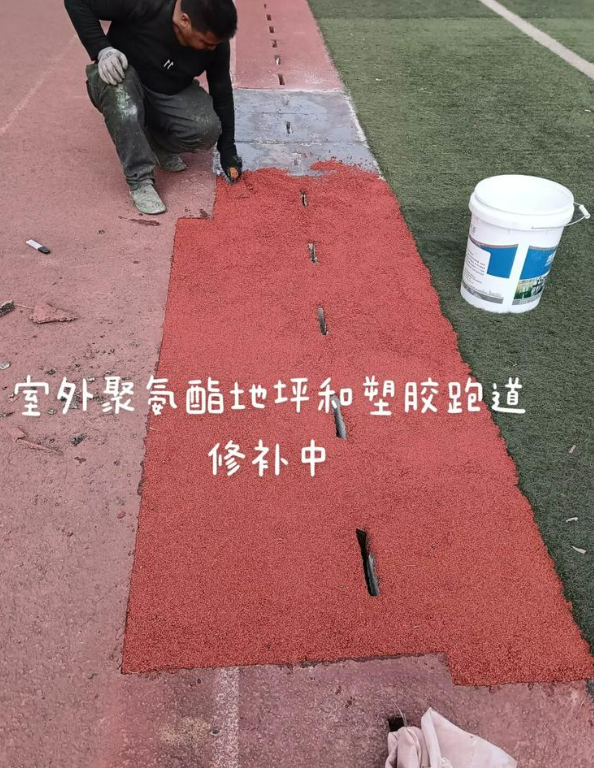 东英镇球场地面翻新维修，核心是先诊断破损